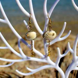 Boucles d'oreille "Coquillage avec petite ancre doré "- Boucles d'oreille de sirène - Bijoux Galatée Merveilles - bijoux de sirène - bijoux coquillage - bijoux fantaisies